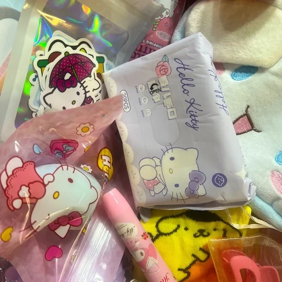 Hello Kitty Sanrio Mystery Box 40+ NEW makeup, pens, bag, notebook, hair acccs - Picture 4 of 6